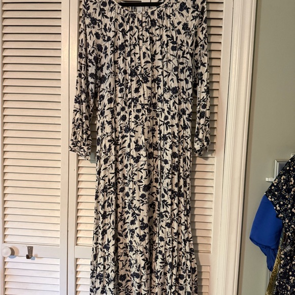 Old Navy Dresses & Skirts - Navy and White Floral Midi Dress